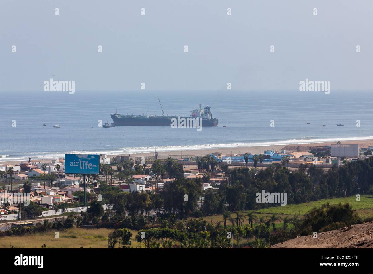 Pachacamac, Lima / PERÙ - 10 maggio 2016: Una grande petroliera ancorata al largo delle coste del Pacifico con piccole barche intorno a essa, sulla costa pacifica di Pachacamac, Lima, Pe Foto Stock