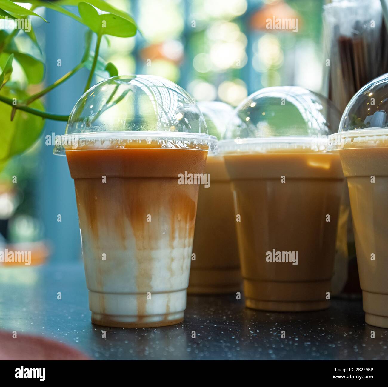 Caramello ghiacciato macchiato. Splendidi strati e colori. Sotto è latte freddo. Sopra c'è la salsa di caffè espresso e caramello appena versata. Caffè memorabile. Foto Stock