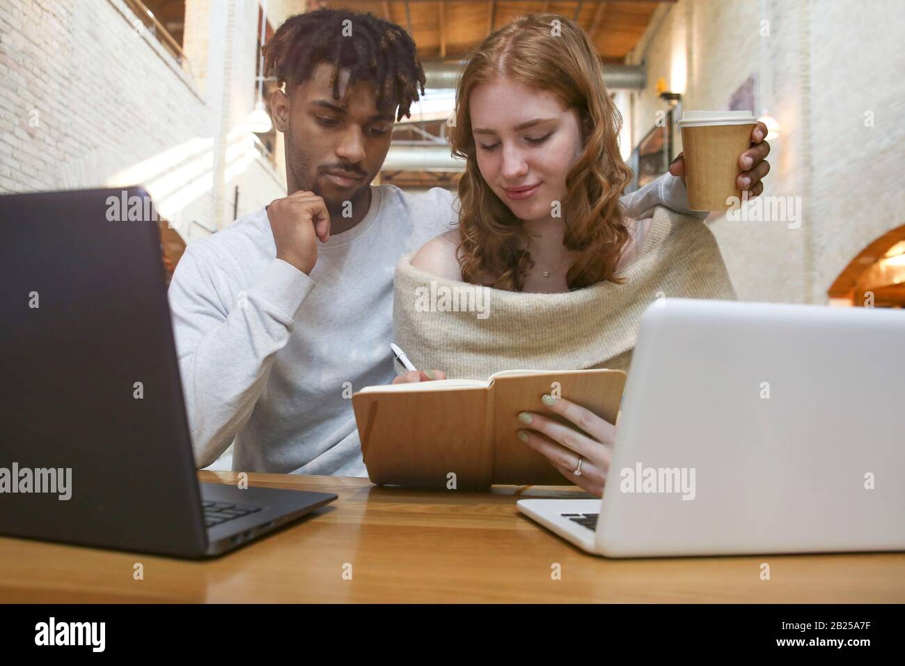 Giovani Studenti/Professionisti Che Lavorano In Un Nuovo Progetto. Giornata Stimolante E Produttiva. Foto Stock