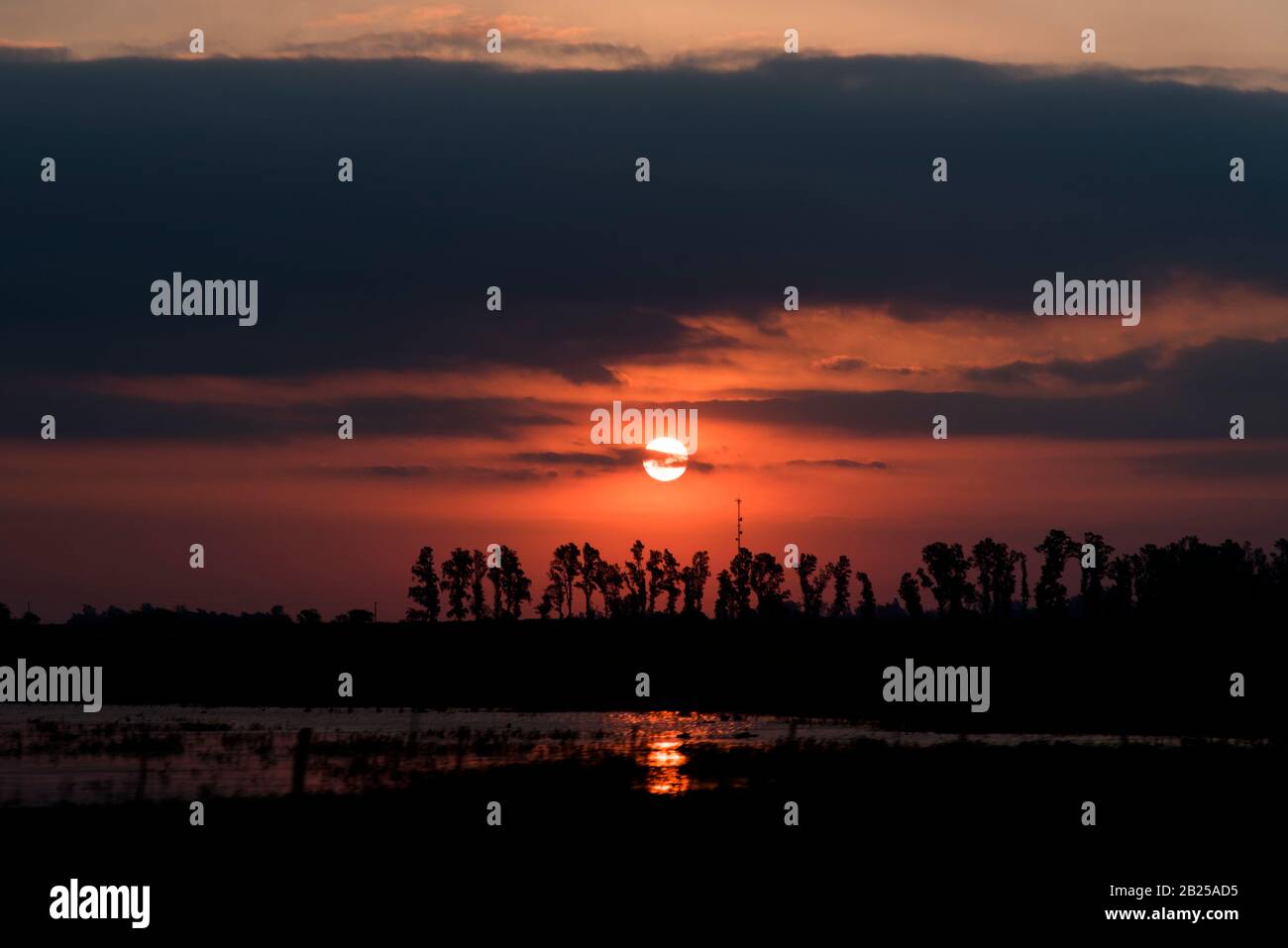 Tramonto spettacolare e bello, cielo nuvoloso con parti di colore arancione intenso, in provincia di Cordoba, Argentina Foto Stock