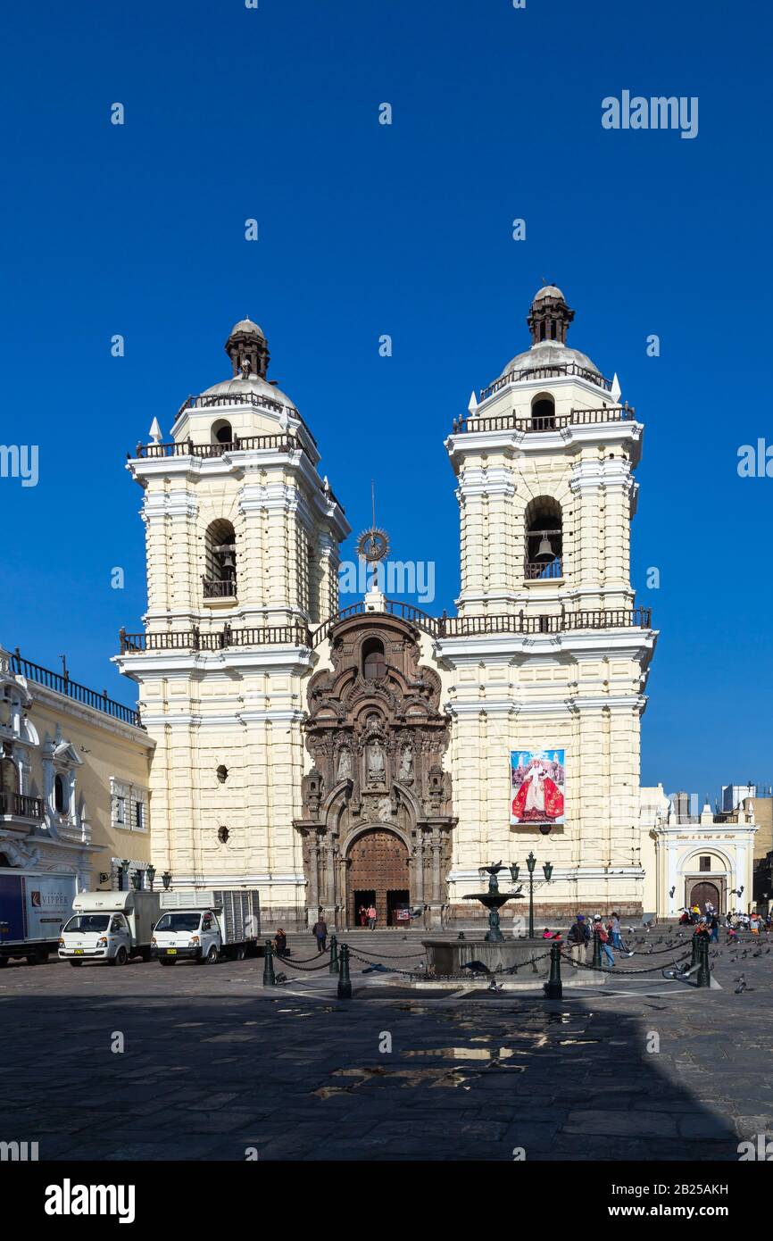 Lima / PERÙ - 10 maggio 2016: La Cattedrale cattolica di San Francesco con statue dettagliate e pilastri sulla facciata a Lima, Perù. Foto Stock Lima / PERÙ - 10 maggio 2016: La Cattedrale cattolica di San Francesco con statue dettagliate e pilastri sulla facciata a Lima, Perù. Foto Stock