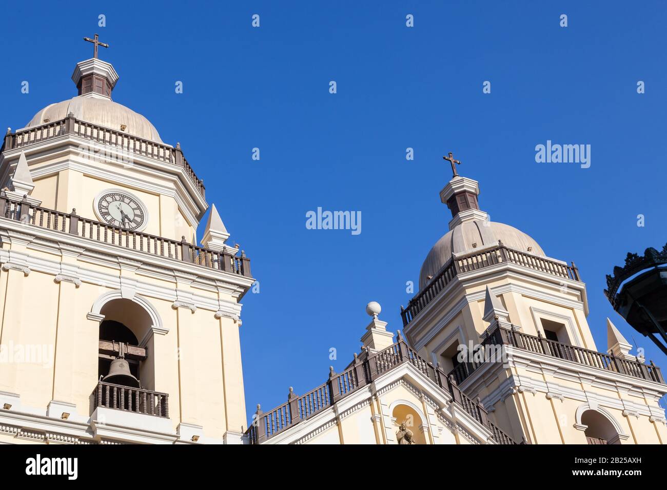 Lima / PERÙ - 10 maggio 2016: La Cattedrale cattolica di San Francesco con architettura dettagliata sull'esterno a Lima, Perù. Foto Stock Lima / PERÙ - 10 maggio 2016: La Cattedrale cattolica di San Francesco con architettura dettagliata sull'esterno a Lima, Perù. Foto Stock