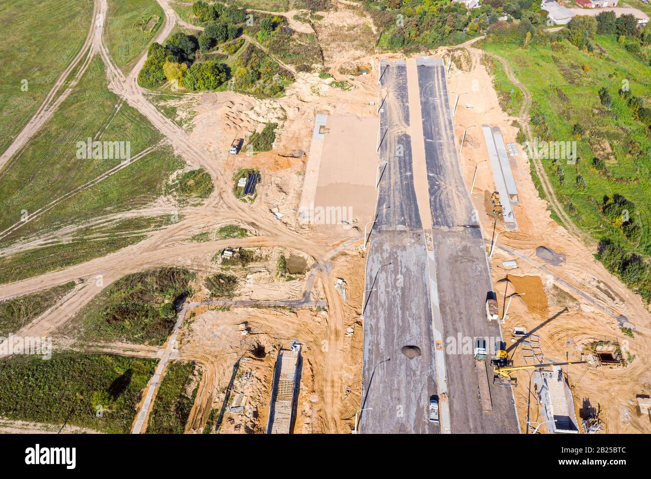 area periferia della città, vista dall'alto. costruzione di una nuova strada della città. fotografia con droni Foto Stock