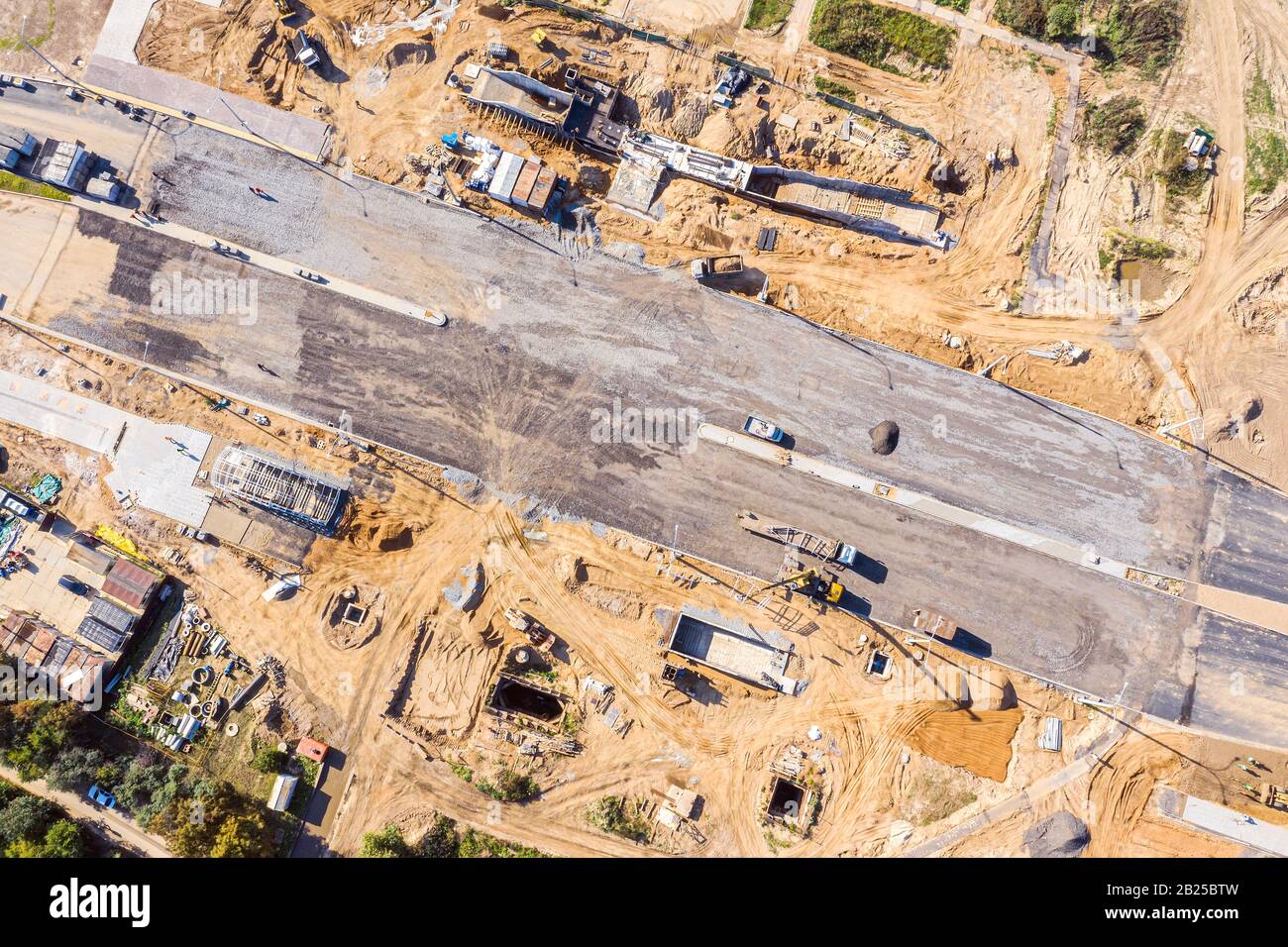 veduta aerea del sito di costruzione della strada. costruzione della nuova autostrada della città. immagine dei droni Foto Stock