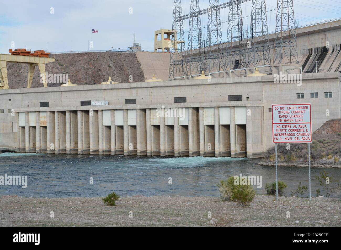 Rapidi Cambiamenti nel livello Dell'Acqua e Non entrare nel segno Dell'Acqua che domina lo sfioratore della diga di Davis a Laughlin, Contea di Clark, Nevada USA Foto Stock