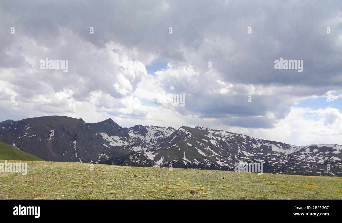 Estate In Colorado: Terra Tomah Mountain, Monte Julian E Monte Ida Visto Da Trail Ridge Road Vicino Iceberg Pass Nel Parco Nazionale Di Rocky Mountain Foto Stock