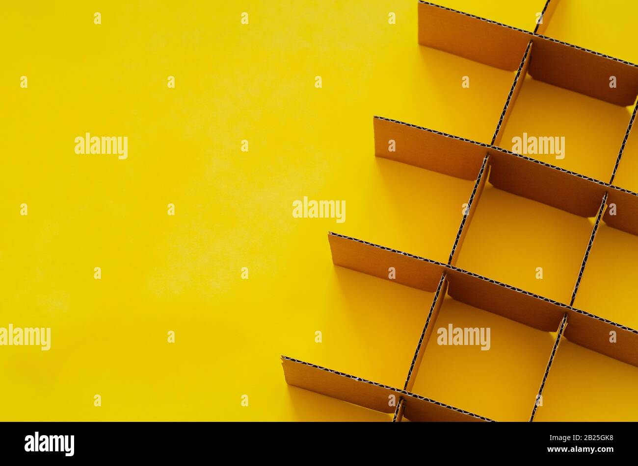 Scatola di carta che taglia e imposta come forma quadrata su sfondo giallo per il concetto di sfondo e testurizzato. Foto Stock