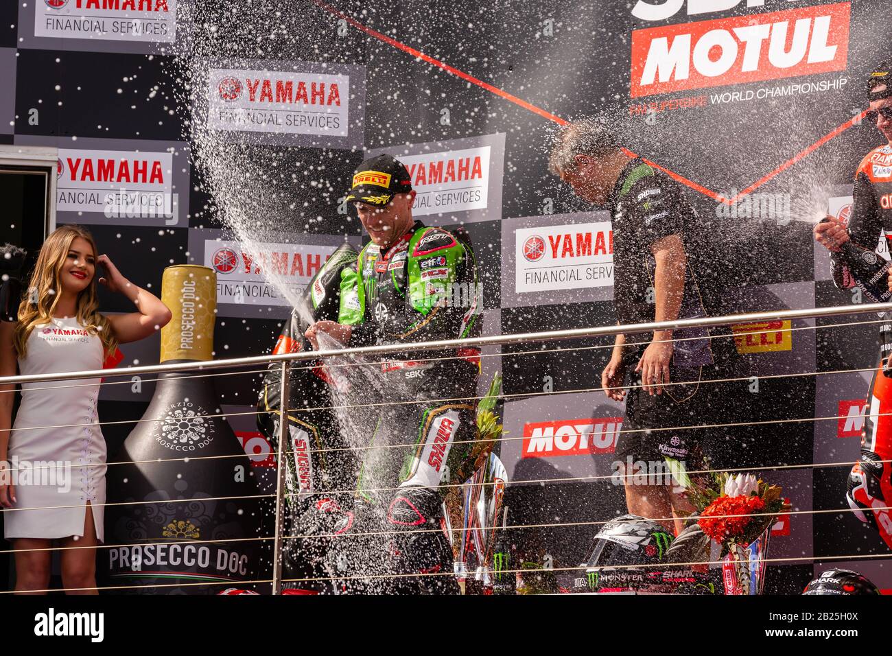 Melbourne, Australia, 1° Marzo 2020. Una triade di piloti britannici, da sinistra a destra, Jonathon Rea (2nd), Alex Lowes (1st) e Scott Redding (3rd) prendono il podio per gara 2 durante il Motul FIM Superbike World Championship, Phillip Island Circuit, Australia. Credito: Dave Hewison/Alamy Live News Foto Stock