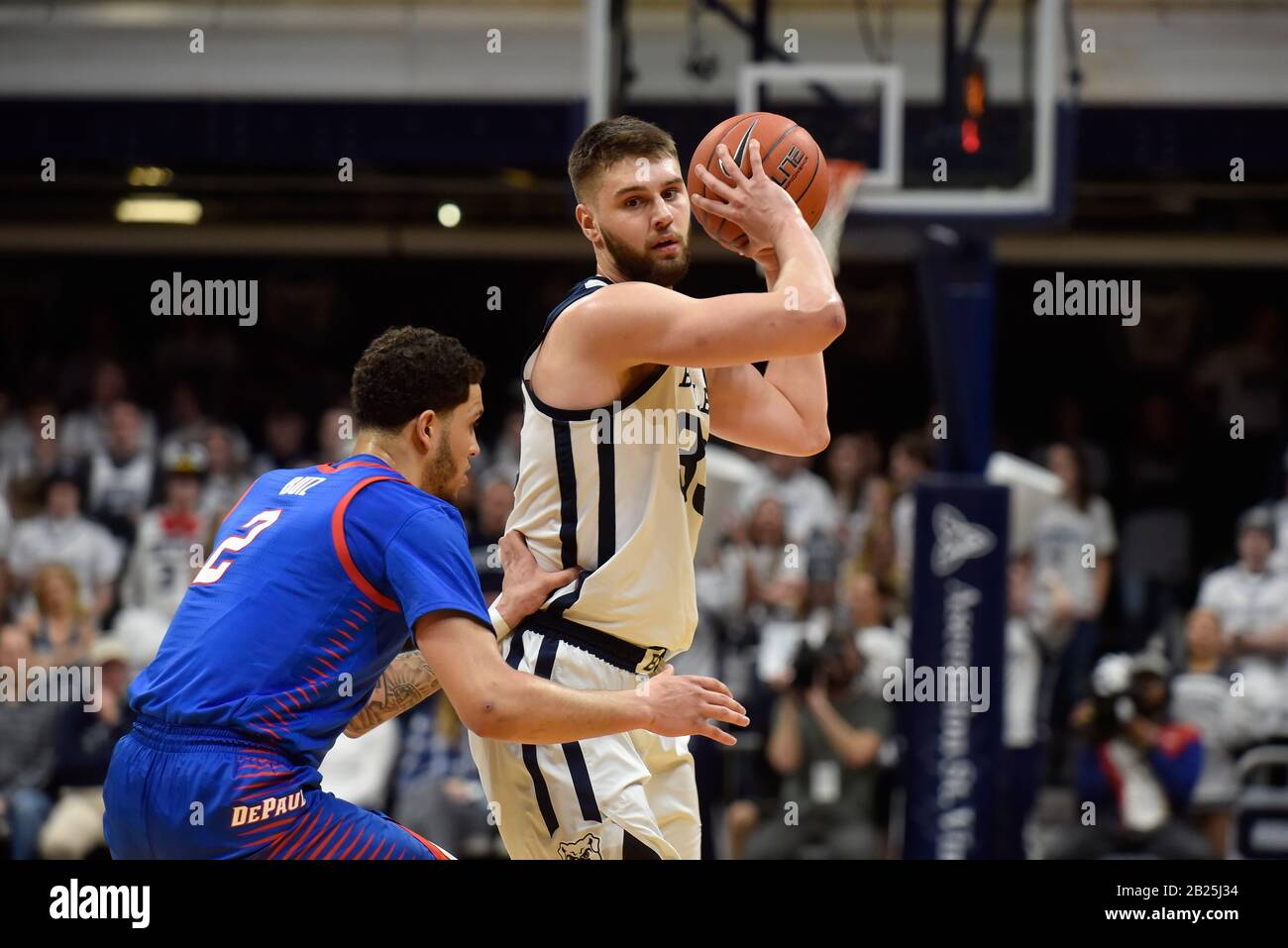 Indianapolis, Indiana, Stati Uniti. 29th Feb, 2020. Butler Bulldogs avanti BRYCE GOLDEN (33) tiene la palla in cima alla chiave come è difeso da DePaul Blue Demons avanti JAYLEN BUTZ (2) a Hinkle Fieldhouse a Indianapolis. Credit: Richard Sitler/Zuma Wire/Alamy Live News Foto Stock