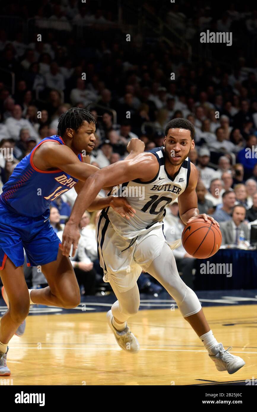 Indianapolis, Indiana, Stati Uniti. 29th Feb, 2020. Butler Bulldogs avanti BRYCE NZE (10) guida la corsia come è difeso da DePaul Blue Demons guardia CHARLIE MOORE (11) a Hinkle Fieldhouse a Indianapolis. Credit: Richard Sitler/Zuma Wire/Alamy Live News Foto Stock