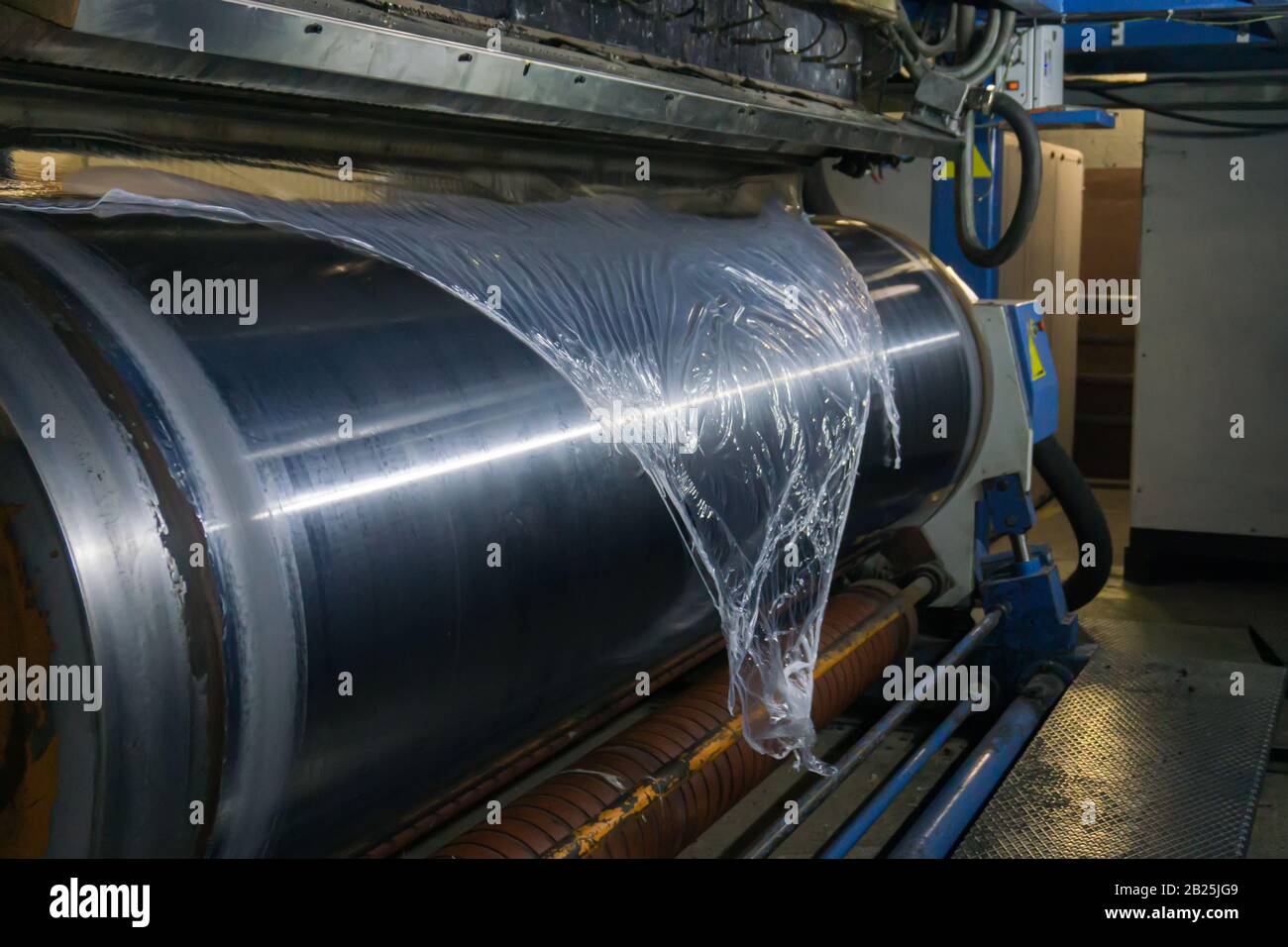 Produzione chimica del film bopp. Estrusione film. Produzione di un film estensibile in polietilene granulare a bassa densità. Tecnologia a taglio piatto. Foto Stock