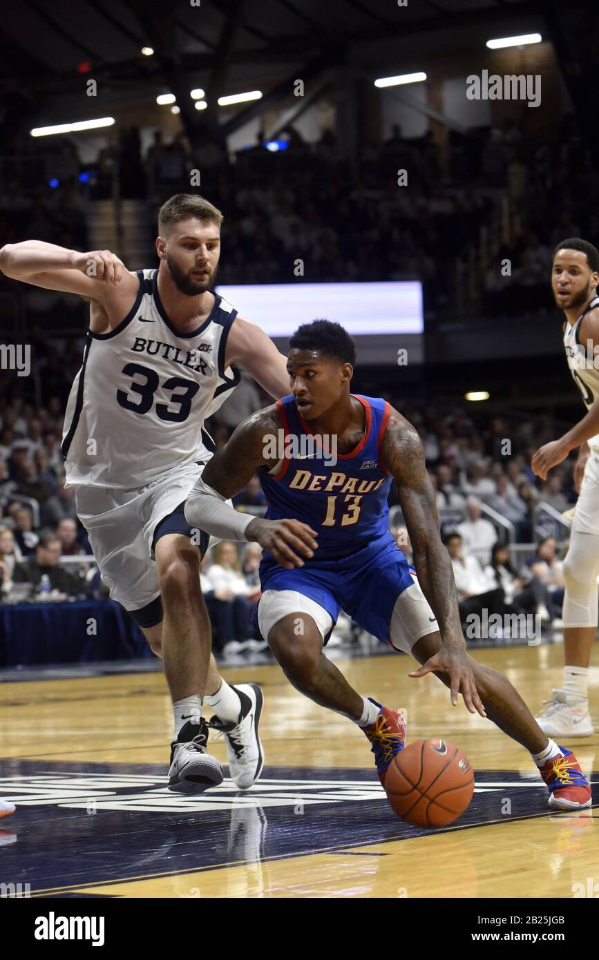 Indianapolis, Indiana, Stati Uniti. 29th Feb, 2020. DePaul Blue Demons inoltra DARIOUS HALL (13) guida contro Butler Bulldogs davanti A BRYCE GOLDEN (33) presso Hinkle Fieldhouse di Indianapolis. Credit: Richard Sitler/Zuma Wire/Alamy Live News Foto Stock