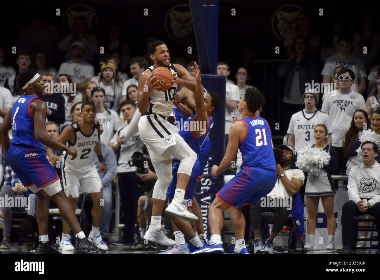 Indianapolis, Indiana, Stati Uniti. 29th Feb, 2020. Butler Bulldogs in avanti BRYCE NZE (10) afferra un rimbalzo offensivo durante la seconda metà contro DePaul a Hinkle Fieldhouse a Indianapolis. Ha raccolto 7 rimbalzi per i Bulldogs. Credit: Richard Sitler/Zuma Wire/Alamy Live News Foto Stock