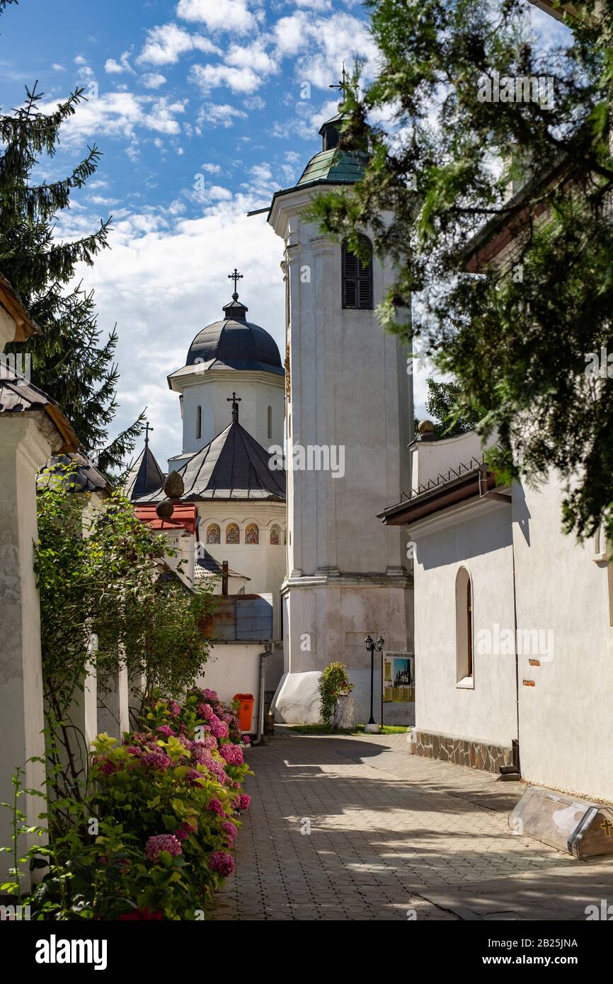 Architettura sacrale rumena. Vecchia chiesa ortodossa. Romania. Foto Stock