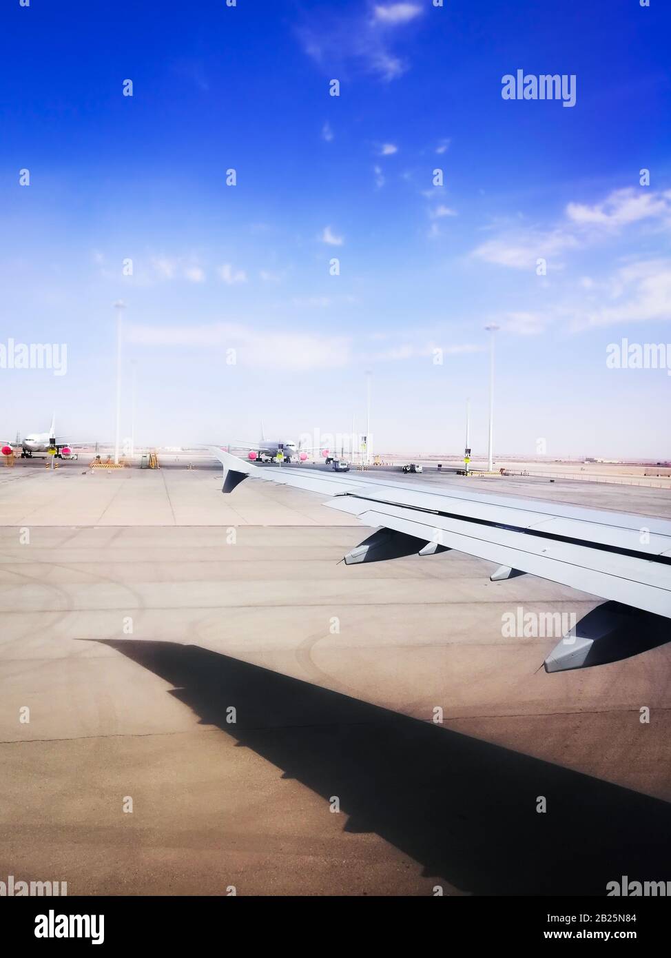 Prenotazione biglietto aereo - posto finestra Airplane che mostra nuvole e ali Foto Stock