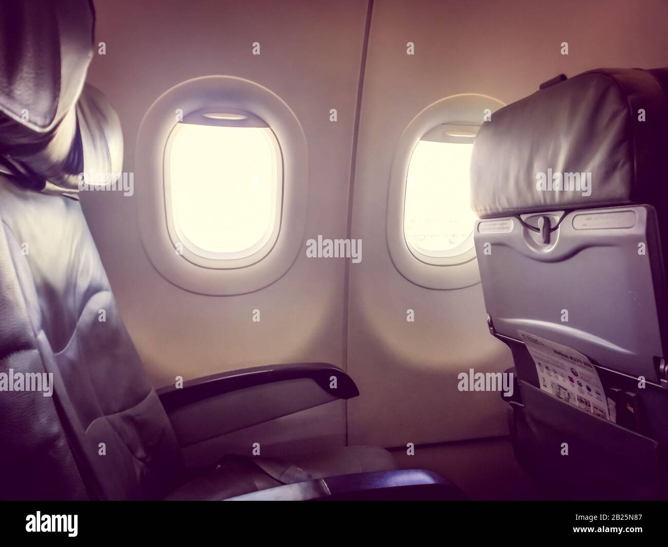 Prenotazione biglietto aereo - posto finestra Airplane che mostra nuvole e ali Foto Stock