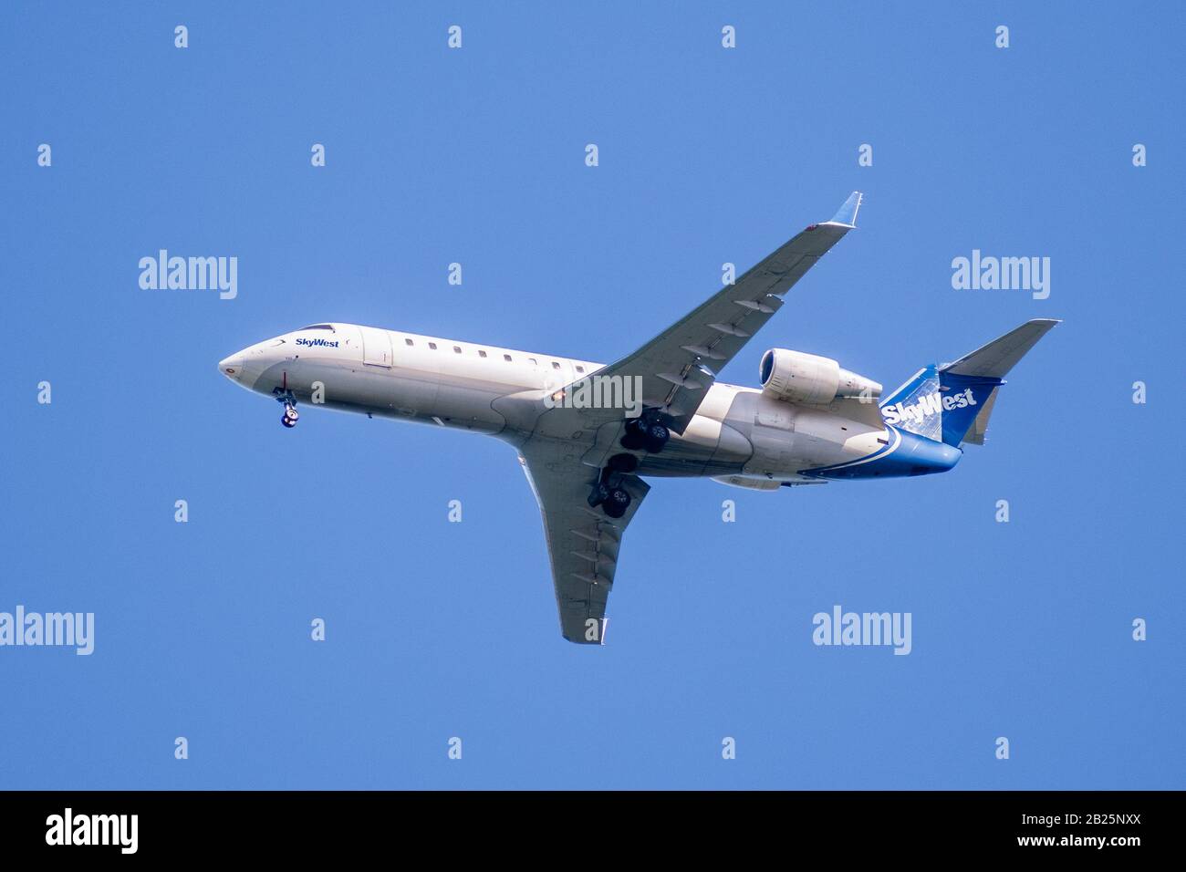 19 febbraio 2020 San Francisco / CA / USA - Skywest Aircraft preparandosi per l'atterraggio; SkyWest Airlines, filiale di Skywest Inc, è una compagnia aerea regionale Foto Stock
