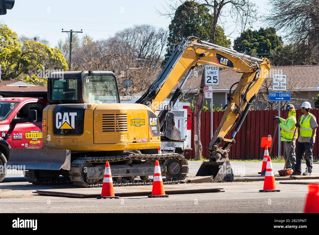 24 febbraio 2020 Sunnyvale / CA / USA - escavatore che demolisce il pavimento da una strada nella zona della baia di San Francisco sud Foto Stock