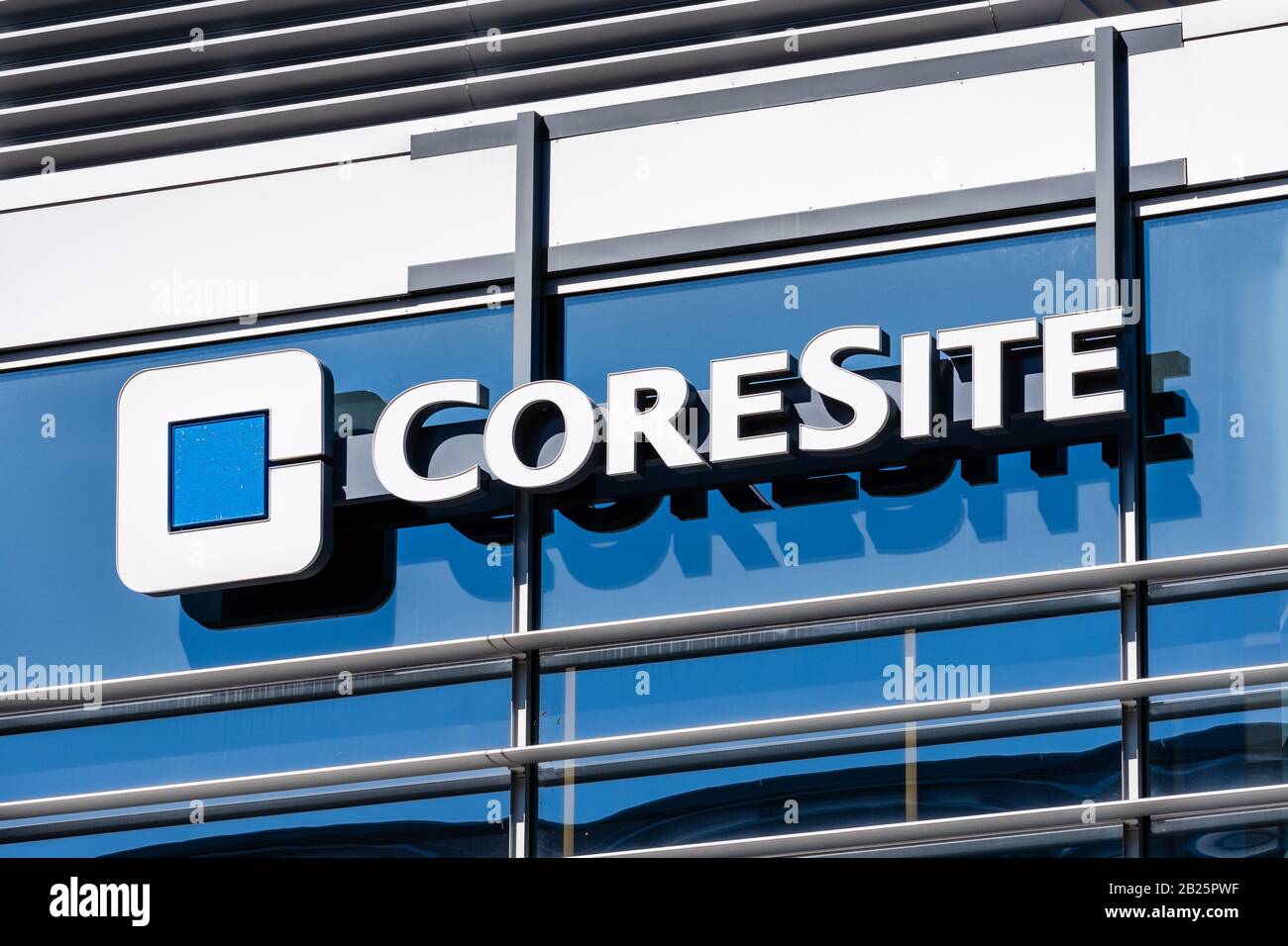 25 febbraio 2020 Santa Clara / CA / USA - logo Coresite in una località di Silicon Valley; CoreSite Realty Corporation investe in un centro dati indipendente dal vettore Foto Stock