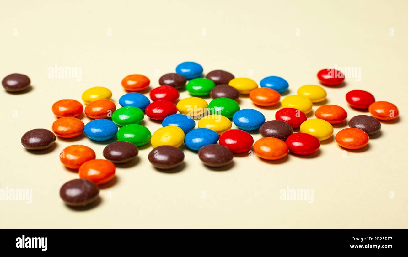 caramelle piccole colorate dolci assortiti primo piano Foto stock - Alamy