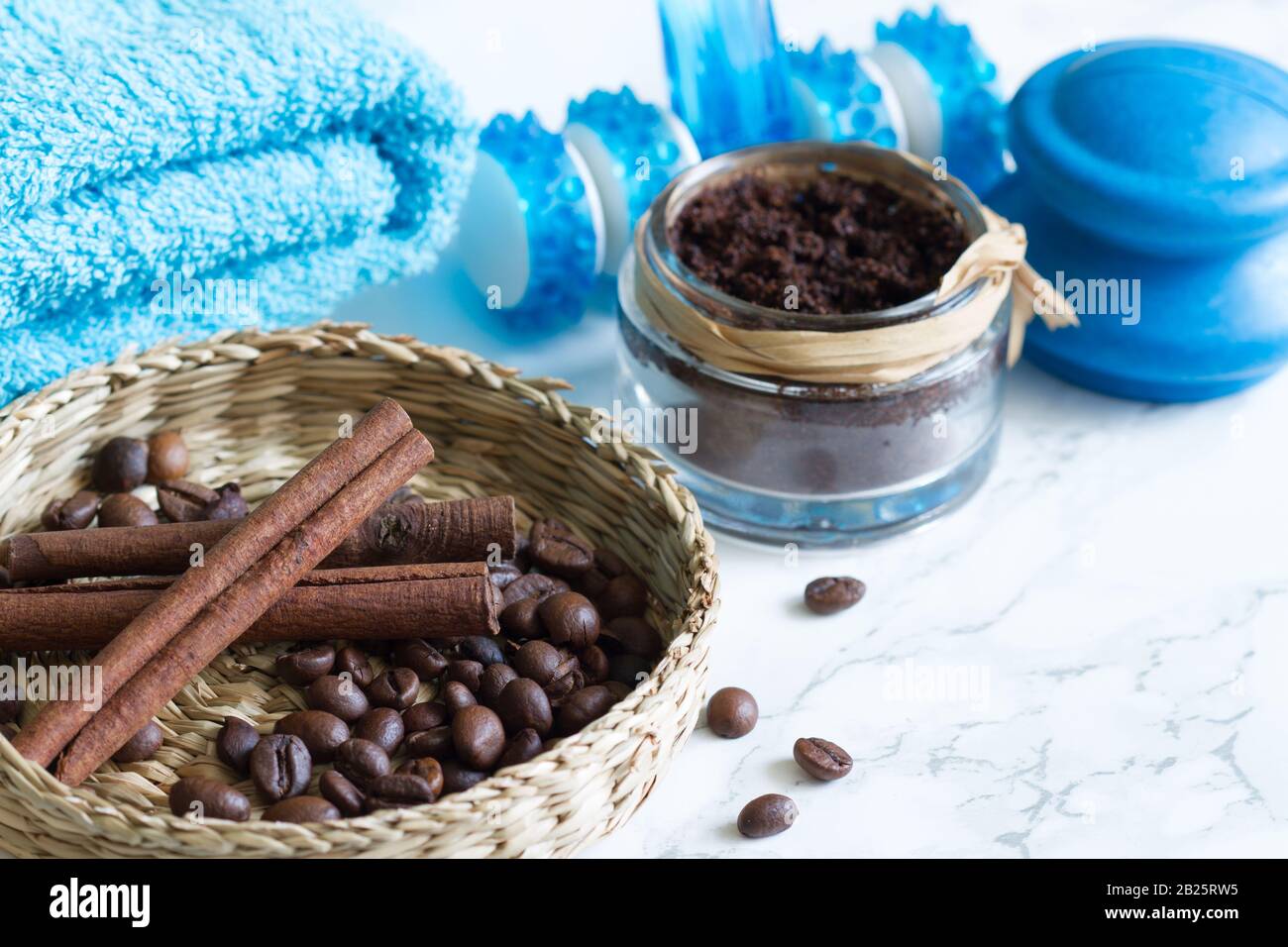 Set per cosmetici anticellulite peeling massaggio caffè fagioli cannella e utensili Foto Stock