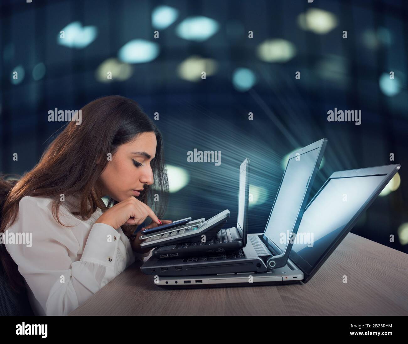 Businesswoman funziona con più dispositivi, smartphone, calcolatrice e computer portatili. Concetto di lavoro eccessivo e stress Foto Stock