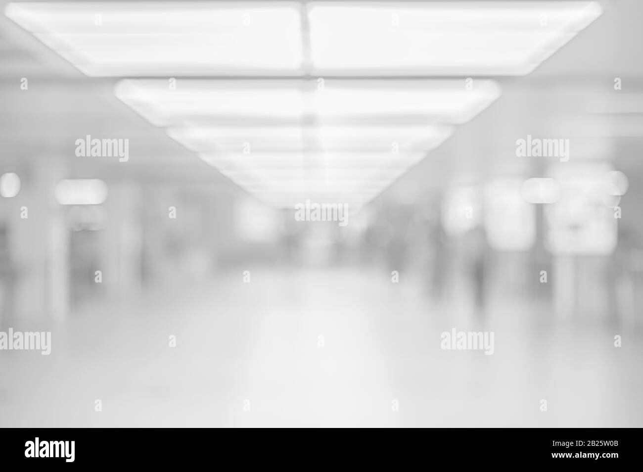 Sfocate lo sfondo astratto dall'ufficio, MODERNA E LUMINOSA, SPAZIOSA SALA BUSINESS Foto Stock