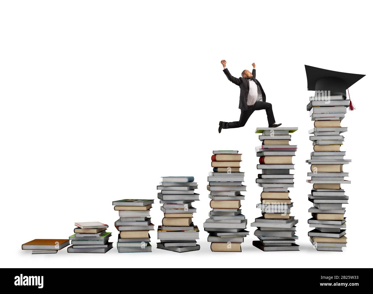L'uomo d'affari raggiunge il cappello di laurea saltando su mucchi di libri. Concetto di successo e determinazione sullo studio Foto Stock