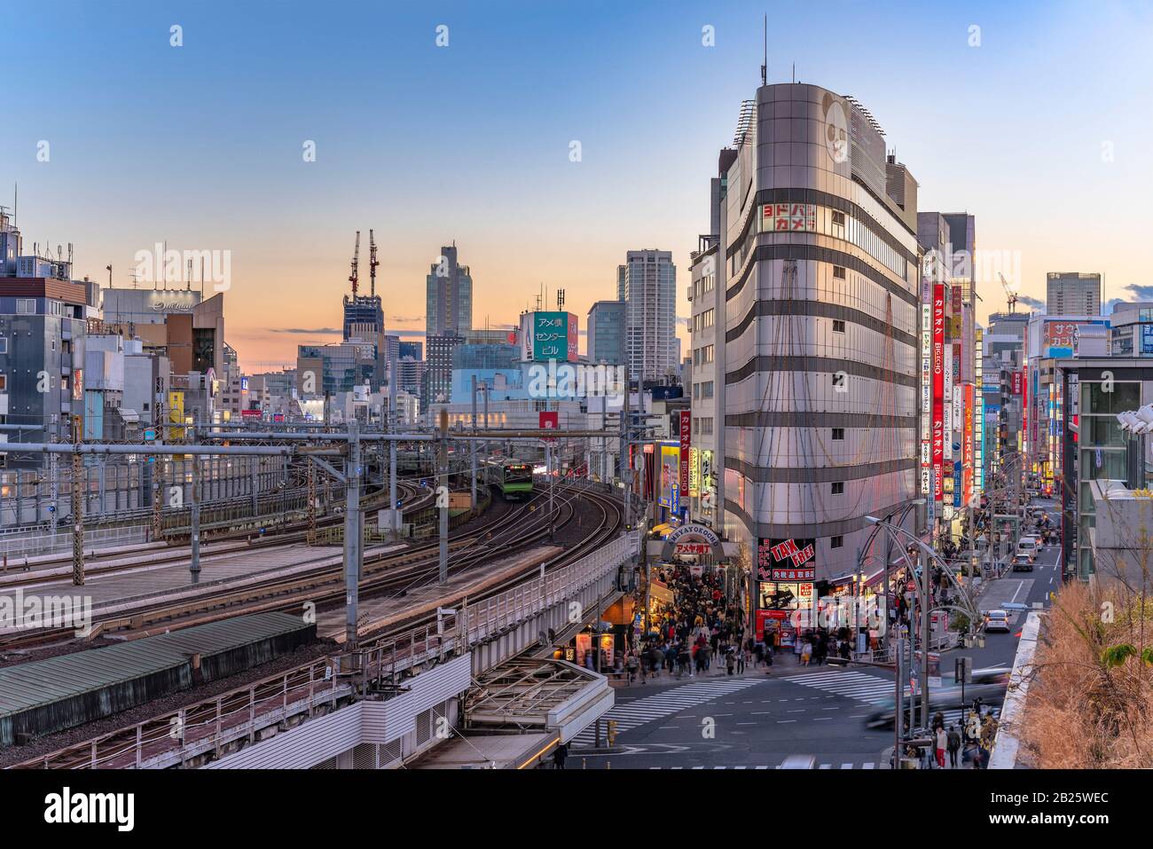 Tokyo, giappone - 02 gennaio 2020: Angolo elevato di Ueno Park Street, dominato dalle linee ferroviarie Yamanote e che conduce alla strada turistica di Ameyo Foto Stock