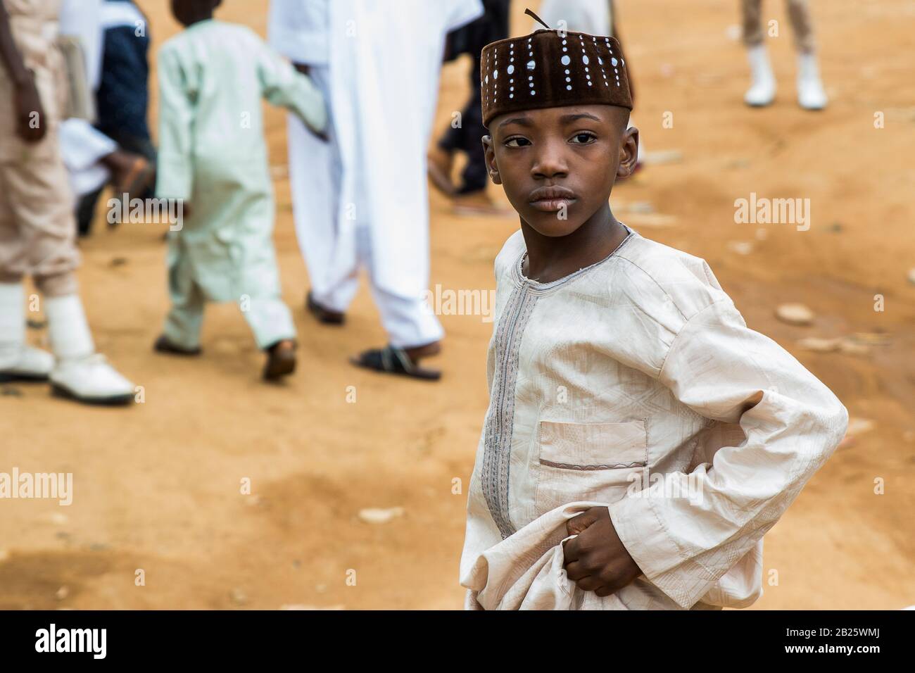 I bambini vestiti in boubou mentre celebrano l'eid su una strada in Nigeria. Foto Stock
