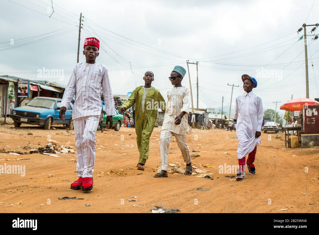 I bambini vestiti in boubou mentre celebrano l'eid su una strada in Nigeria. Foto Stock