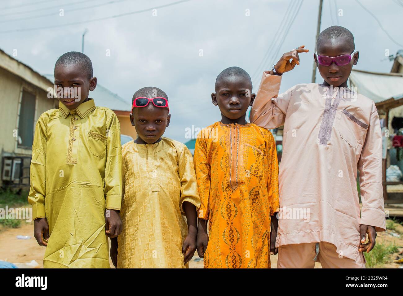 I bambini vestiti in boubou mentre celebrano l'eid su una strada in Nigeria. Foto Stock