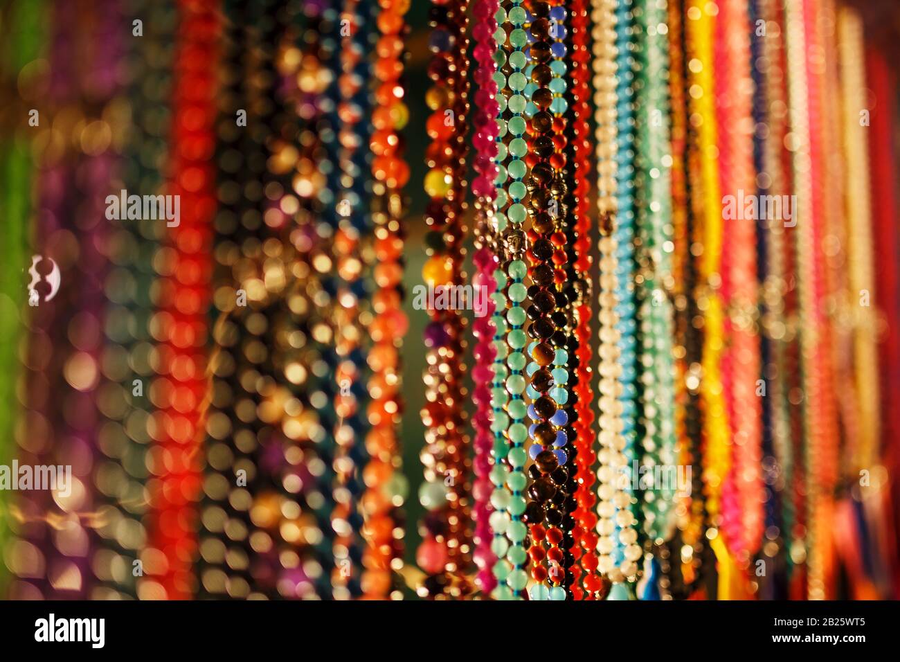 Indian perle e gioielli sul bancone del negozio Foto stock - Alamy
