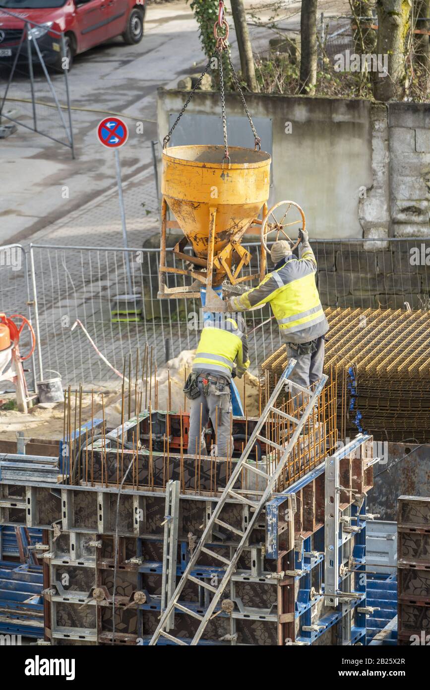 Cantiere, calcestruzzo, il soffitto di un edificio è concreto, il calcestruzzo è messo sui tappeti di cemento armato da bomba di calcestruzzo, Foto Stock