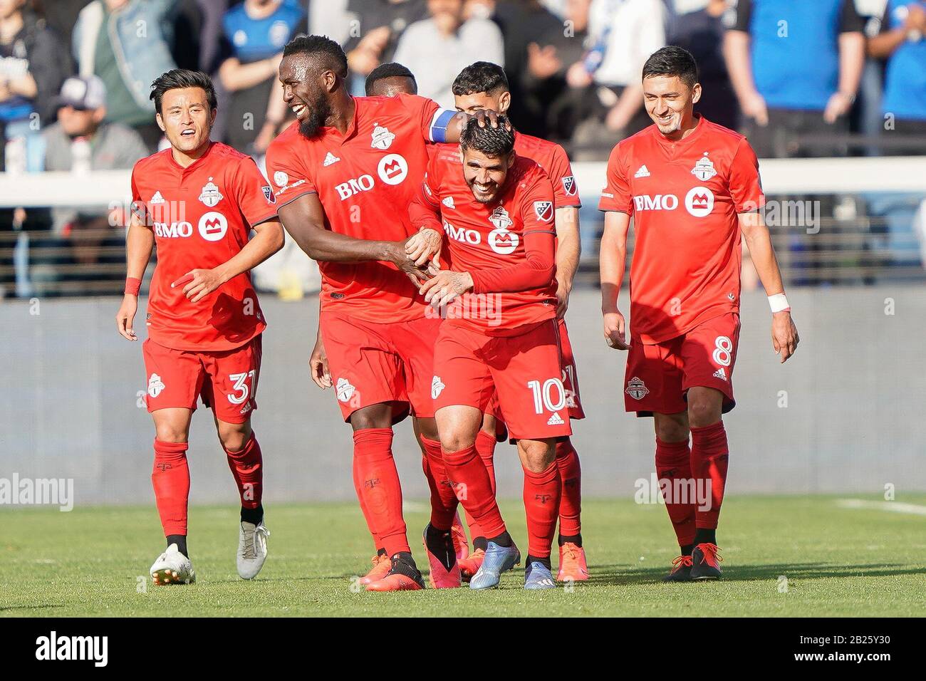 Il centrocampista del Toronto FC Alejandro Pozuelo (10) festeggia con i compagni di squadra dopo aver segnato un gol contro I Terremoti di San Jose nella seconda metà durante una partita di calcio MLS, sabato, 28 febbraio 2020, a San Jose, Calif. I Terremoti di San Jose e il Toronto FC legato il gioco 2-2. (Foto di IOS/ESPA-Images) Foto Stock