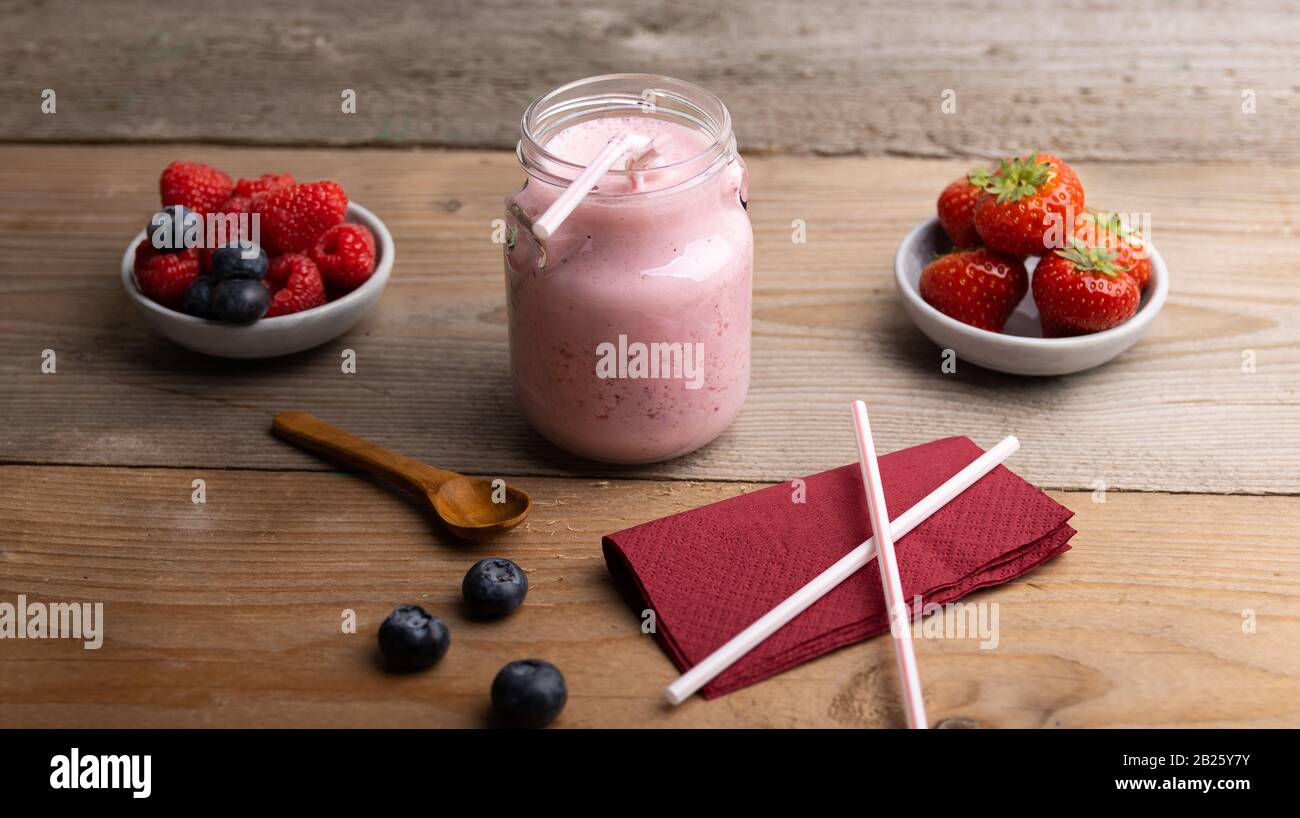 Questo smoothie con fragole, more e mirtilli rossi, ci consentono di trarre vantaggio dalle proprietà antiossidanti dei frutti rossi che sono ricchi in vi Foto Stock