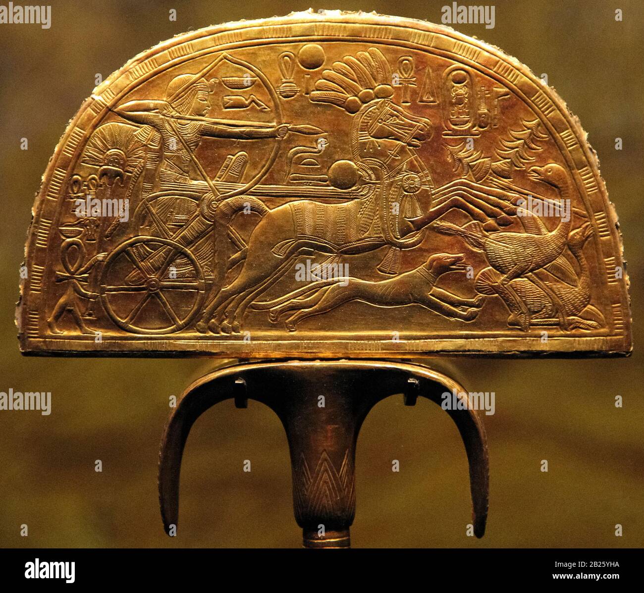 Tresure of Tutankhamun - flab di legno dorato raffigurante Tutankhamun una scena di caccia struzzo Foto Stock
