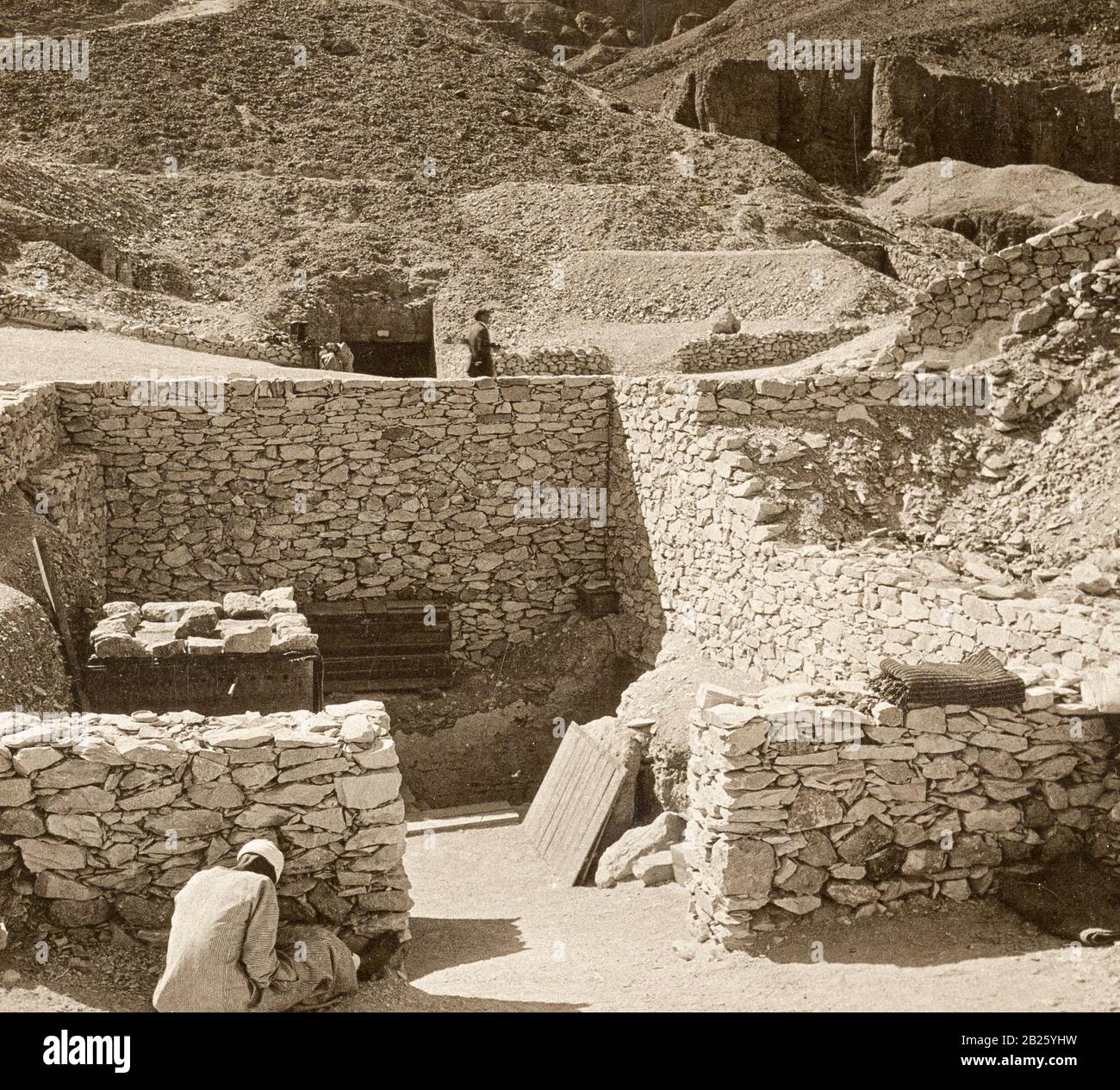 Egitto Tomba della Valle del Re di Tutankhamun in una stampa del 1920-1930 Foto Stock
