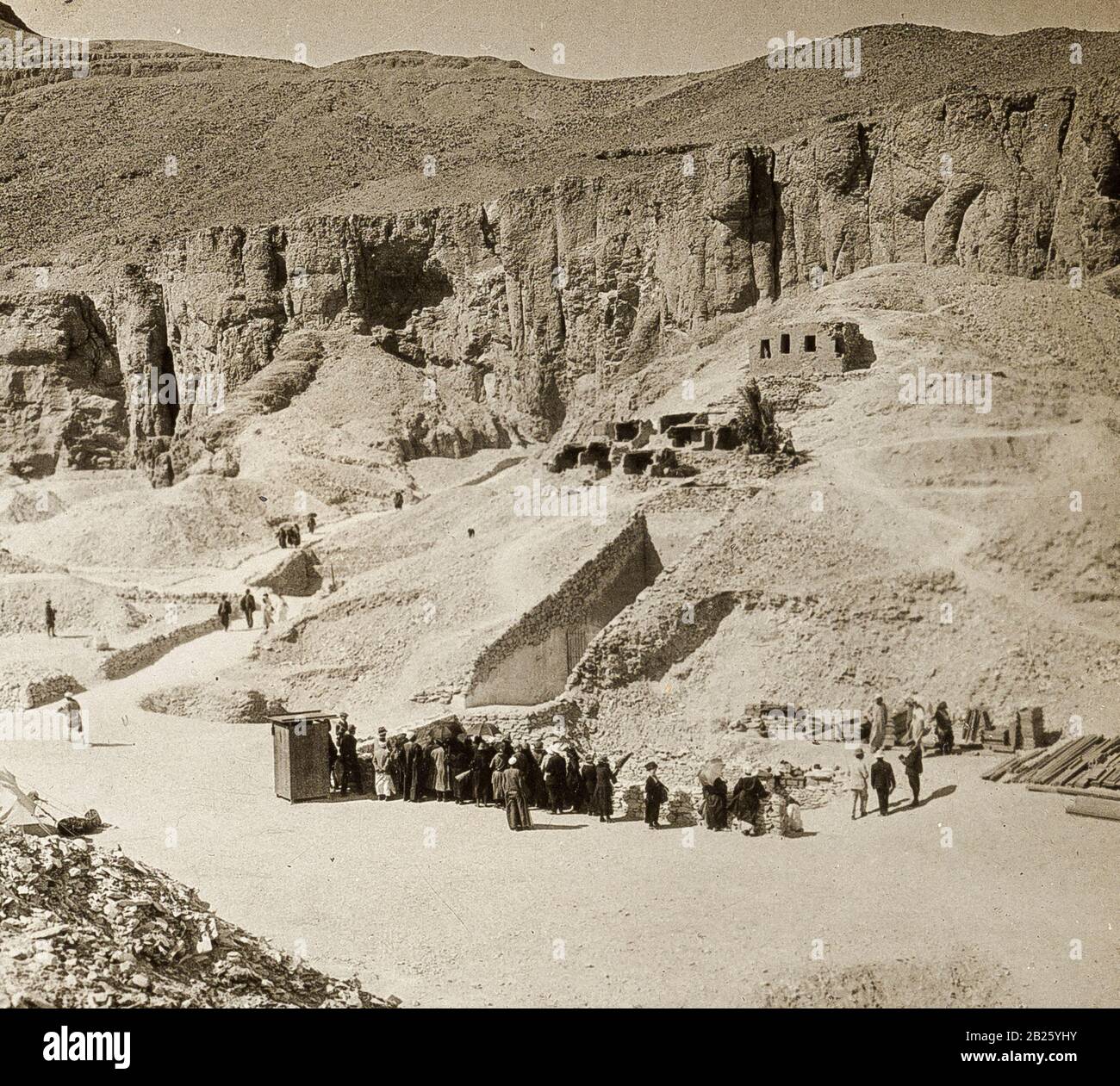 Egitto Tomba della Valle del Re di Tutankhamun in una stampa del 1920-1930 Foto Stock