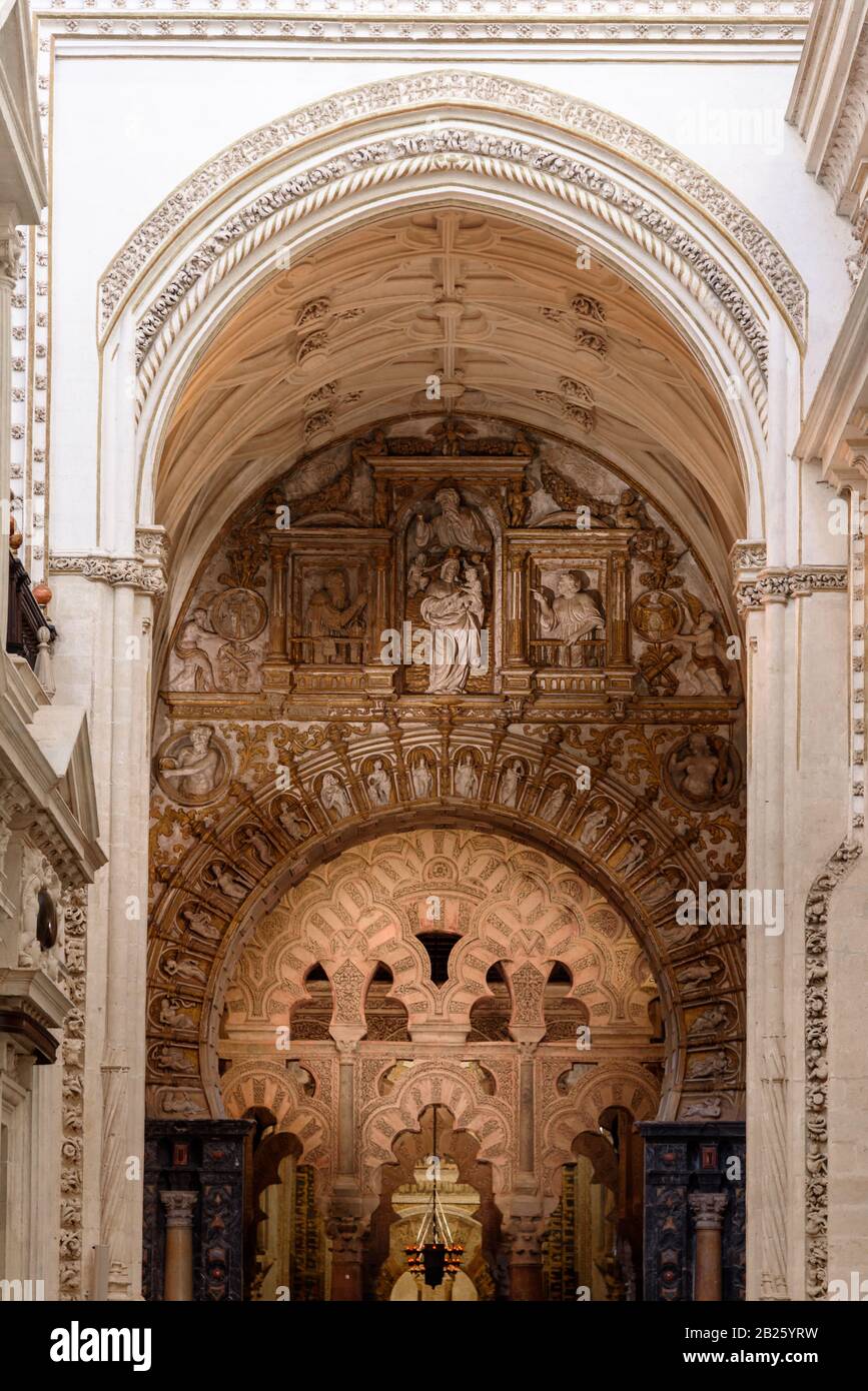 Colonne e archi in moschea, Mezquita di cordova, Spagna Foto Stock