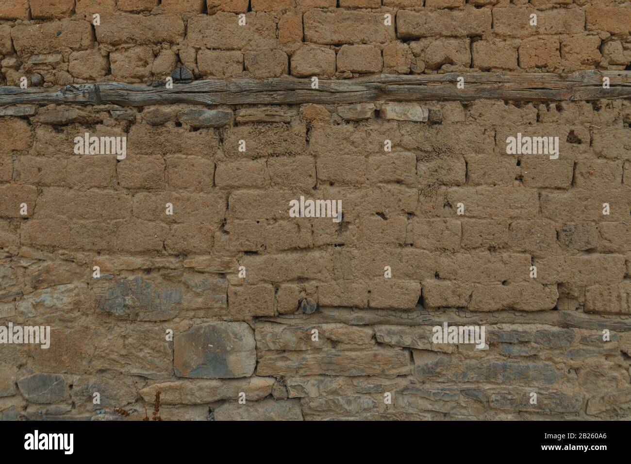 tessitura di vecchio muro di fango con mattoni e pietre Foto Stock