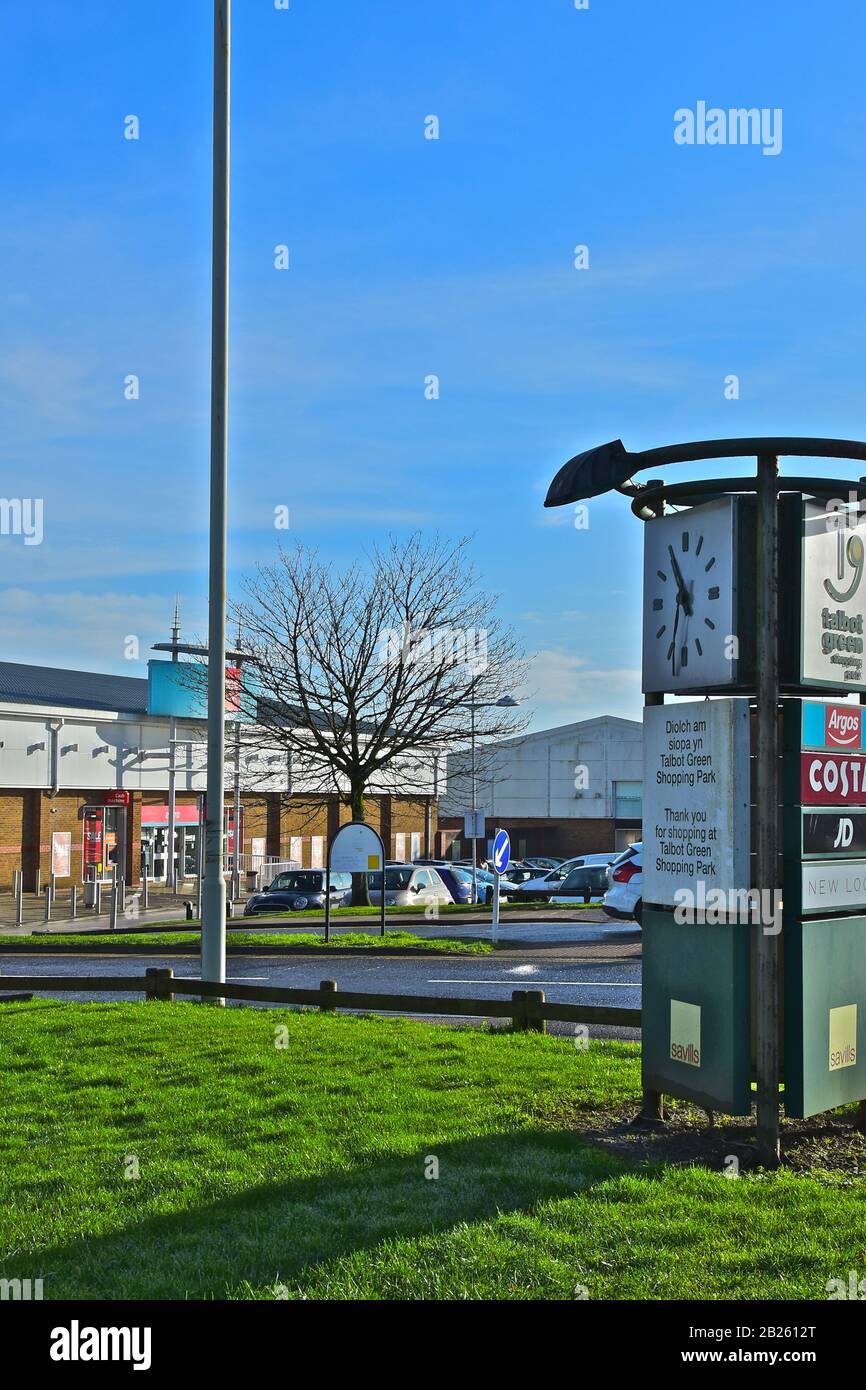 Il segno bilingue sul prato, per Talbot Green Shopping Park. Negozio Argos in background. Foto Stock