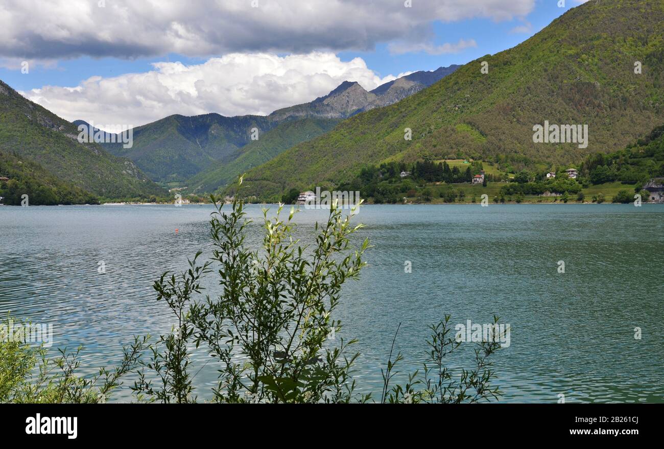 Ledro è un piccolo lago del Trentino situato a 650 metri di altezza, che nasce da una barriera morenica risalente alla quarta età glaciale Foto Stock