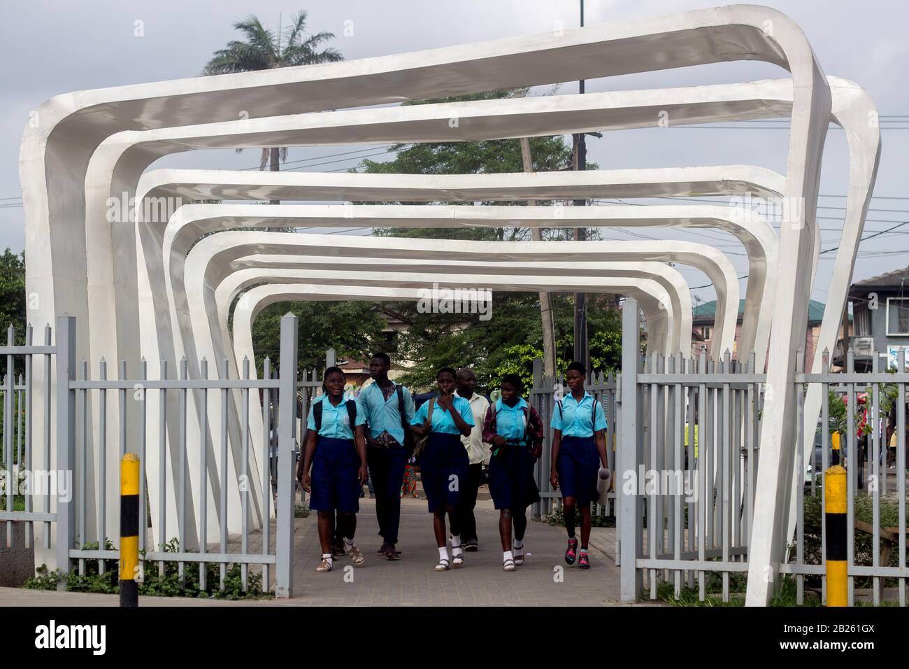 Studenti in uniforme a scuola camminando per strada a Lagos, Nigeria. Foto Stock