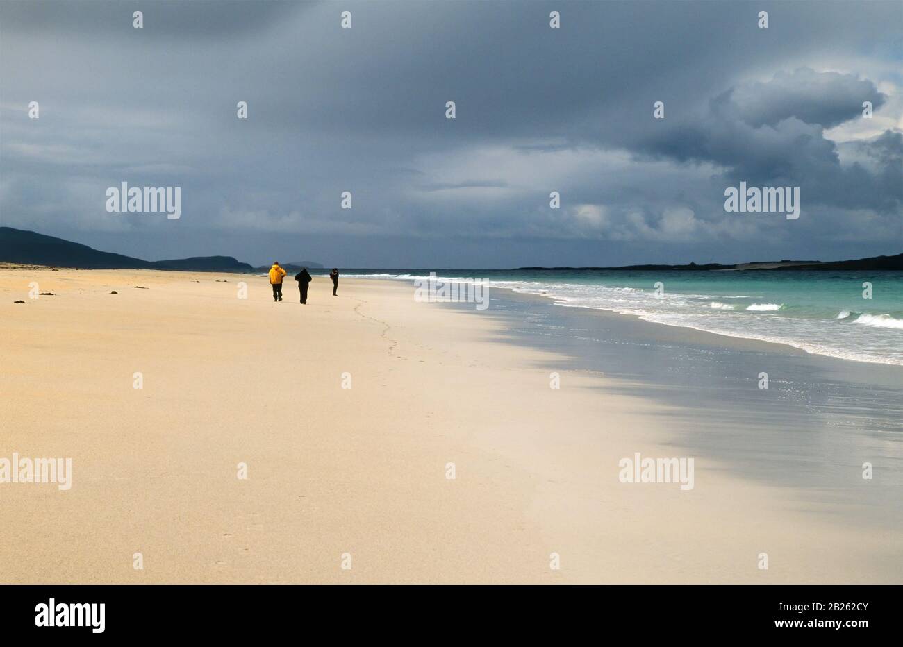 Passeggiate sulla spiaggia di Traigh Rosamol con il cielo nuvoloso scuro sopra, Luskentire Beach, Isola di Harris, Scozia, Regno Unito Foto Stock