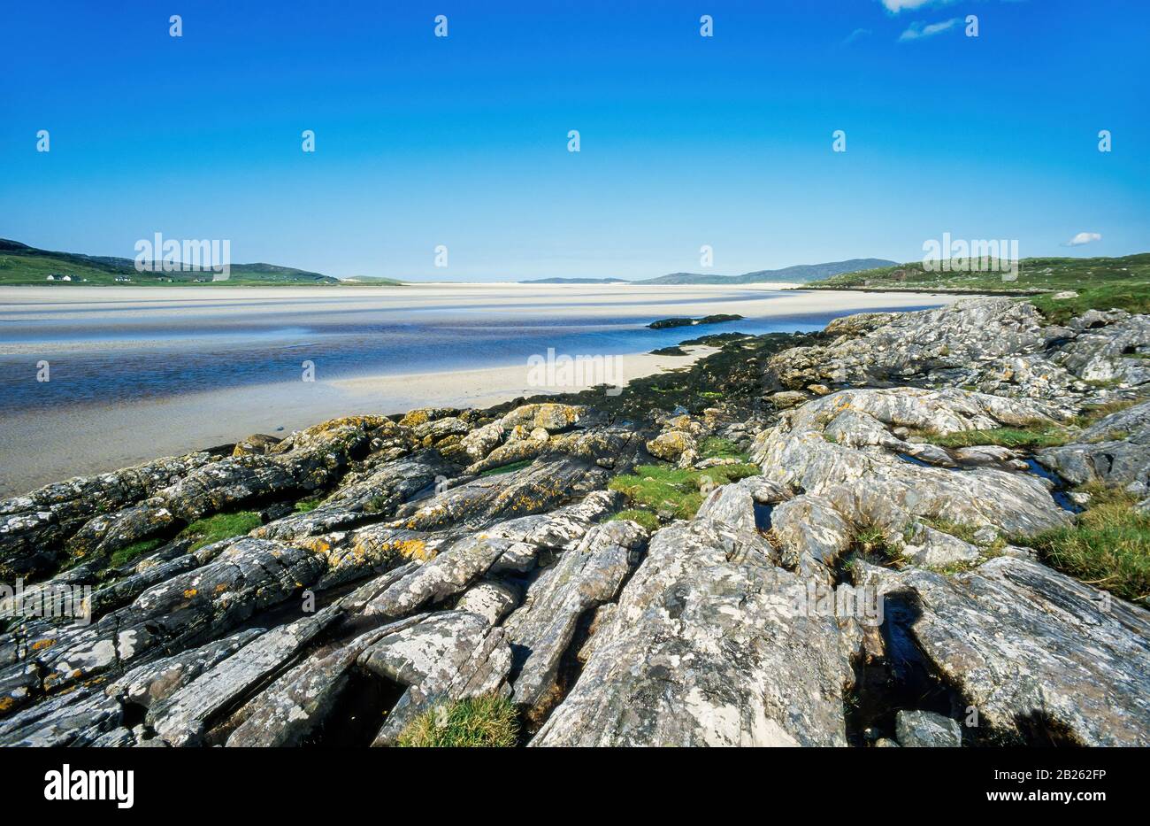 Spiaggia rocciosa e sabbia di Luskentire (Lossaotir) Spiaggia in una bella giornata estiva di giugno con cielo blu, Isola di Harris, Scozia, Regno Unito Foto Stock