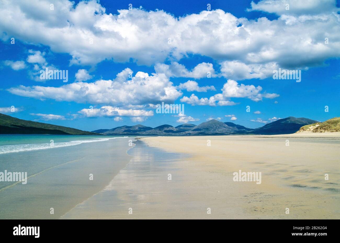 Distesa di sabbia liscia a Luskentire (Lossainvir) Beach in una bella giornata estiva a giugno con cielo blu, Isola di Harris, Scozia, Regno Unito Foto Stock