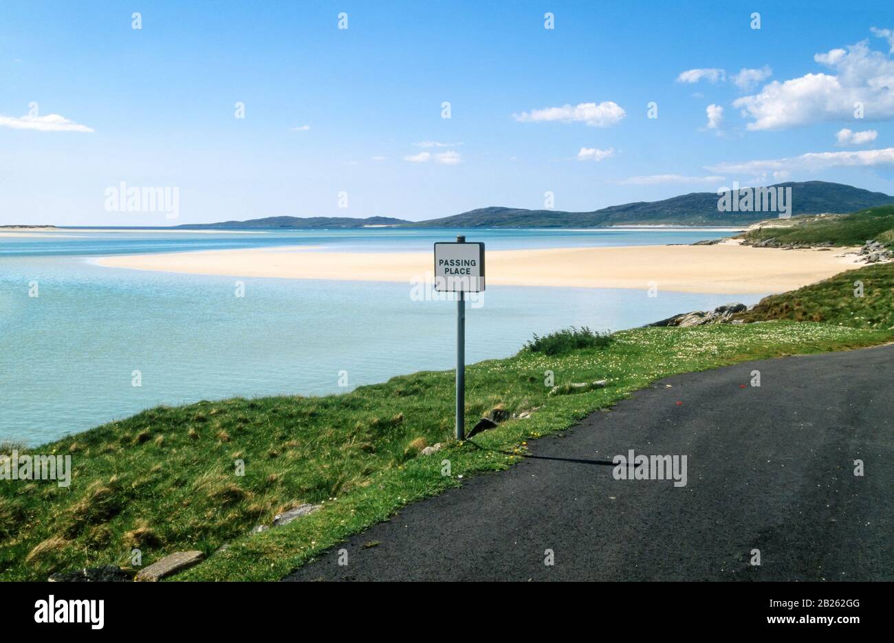 Strada costiera a circuito singolo con luogo di passaggio con le sabbie Luskentire (Losgaotir) oltre, Isle of Harris, Ebridi esterne, Scozia, Regno Unito Foto Stock