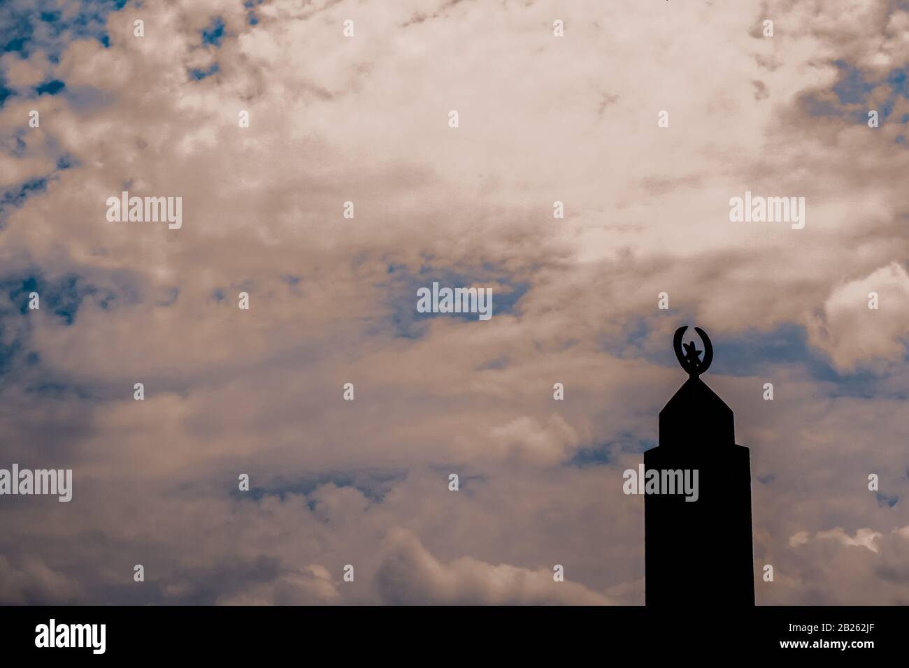 Silhouette di un minareto contro il cielo blu a Lagos, Nigeria. Foto Stock
