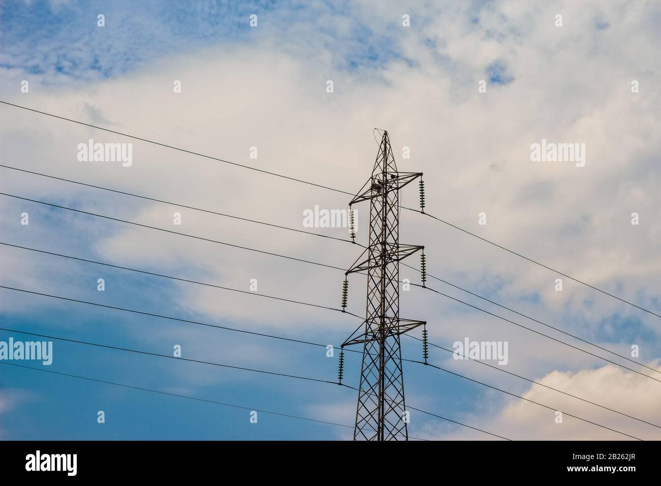 Albero di filo elettrico contro il cielo blu a Lagos, Nigeria. Foto Stock